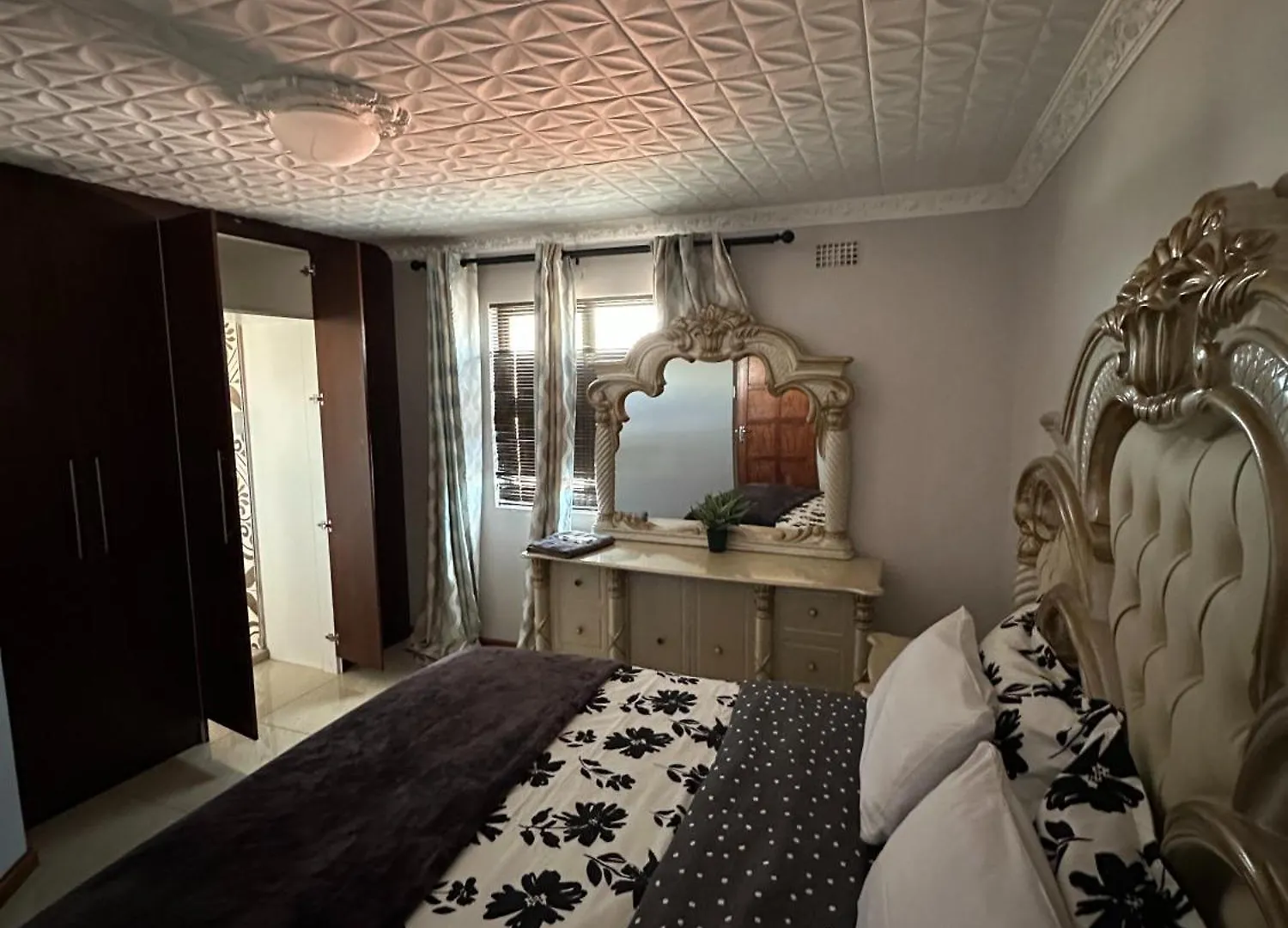 Luxurious 4 Bedroom Family Home Le Cap